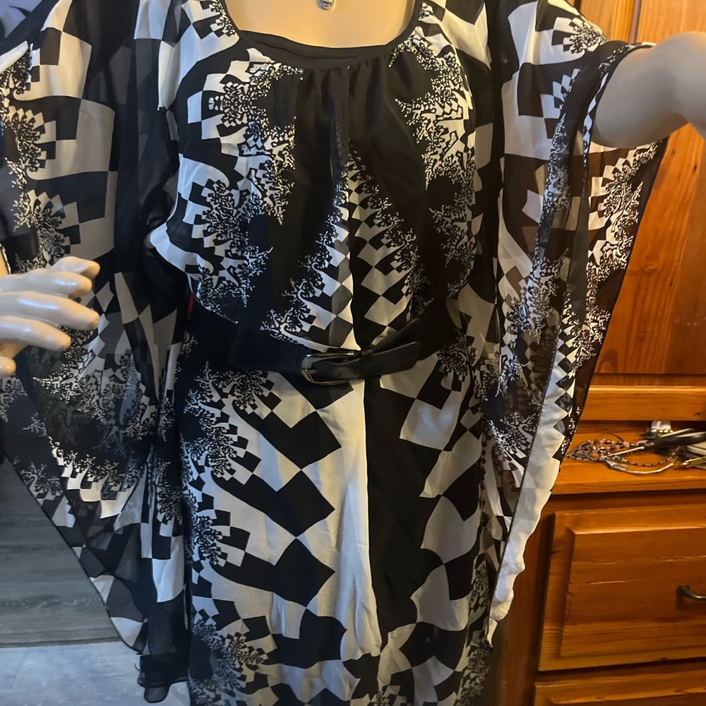 Bisou Bisou Belt dressy blouse with flowing sleeves . Very cute with Boots.